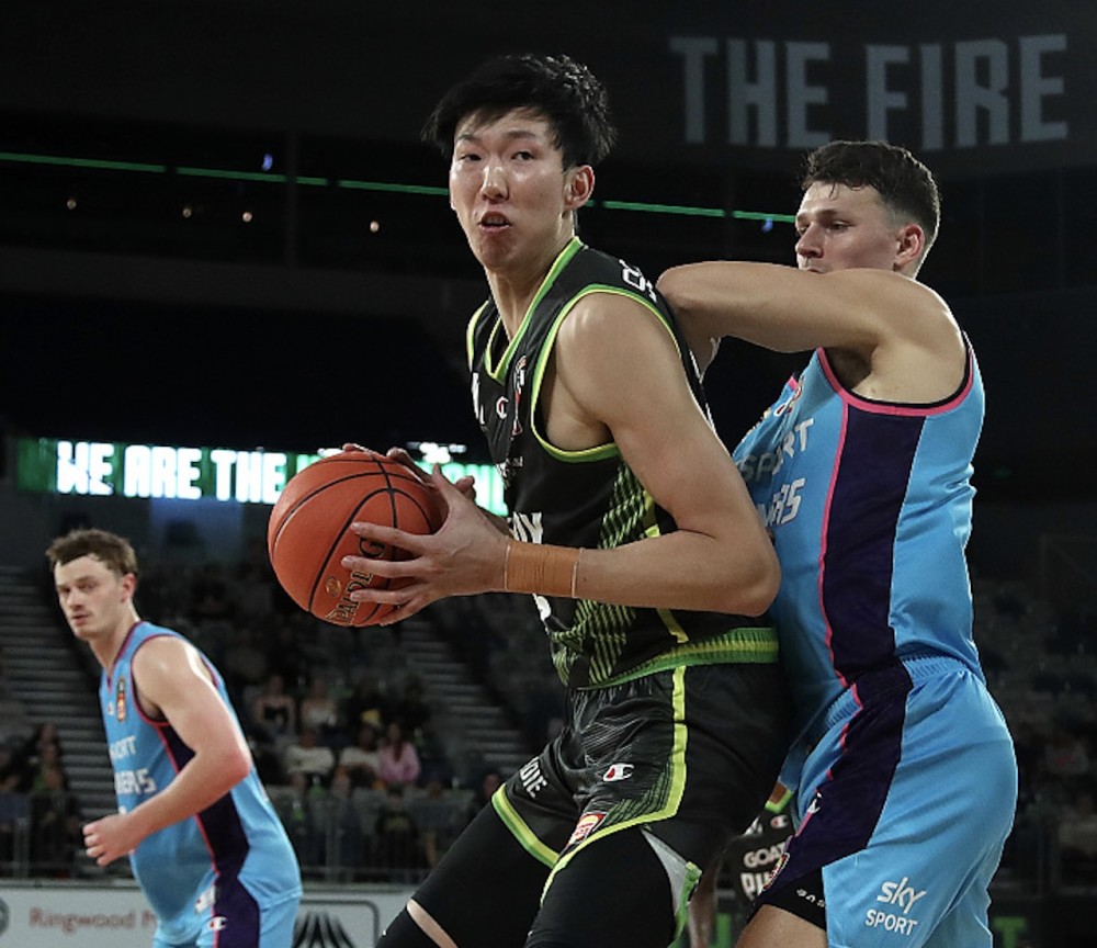 纽约尼克斯训练开放日，赛前远射贴柱引欢呼，欧联在即，团队化学反应显著(奈克瑟斯奥特曼)