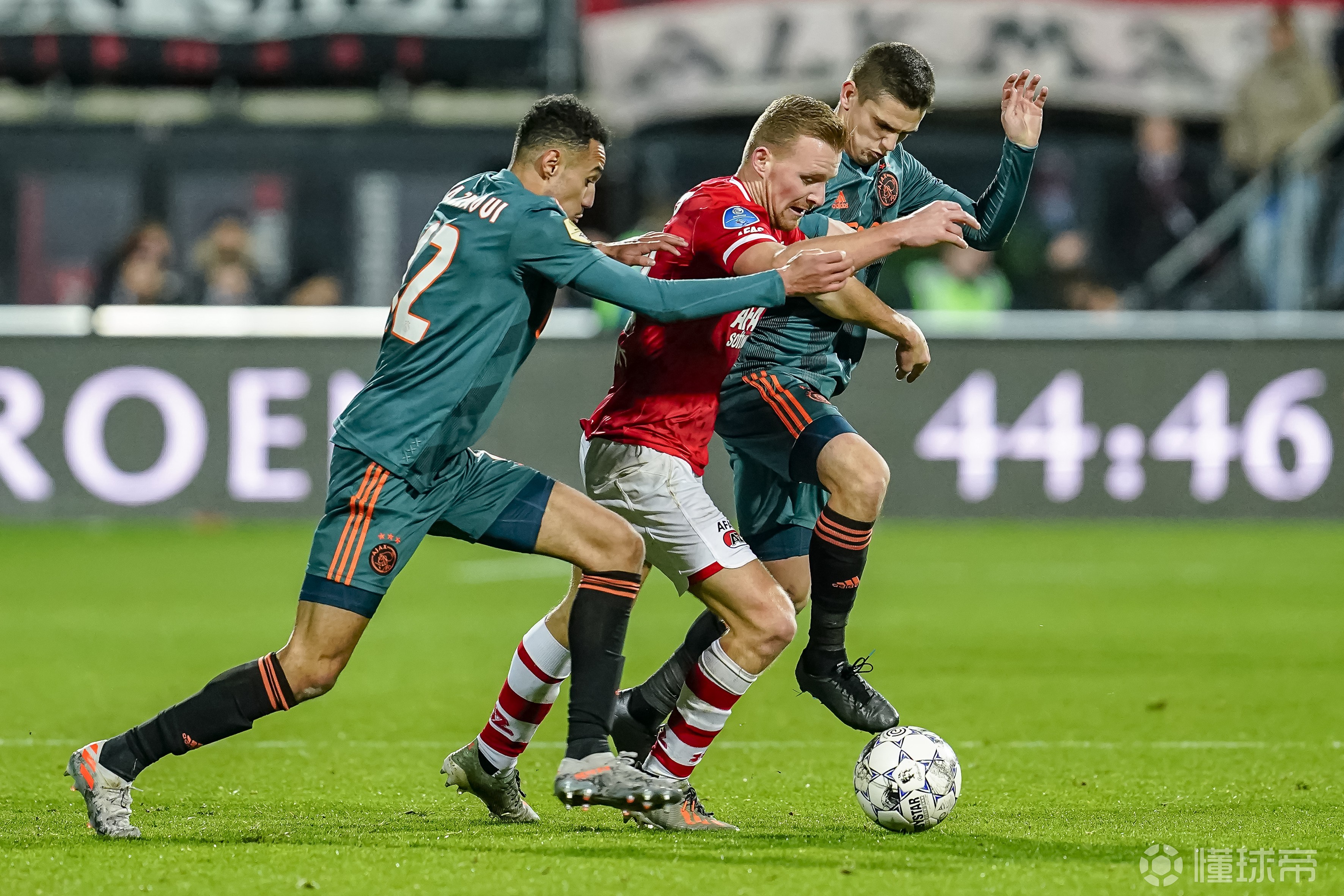 窗口期瓦伦西亚调整名单以备荷甲波尔图围绕欧超杯迎来里程碑，媒体一致点评：国际比赛日菲尼克斯太阳止住颓势的简单介绍